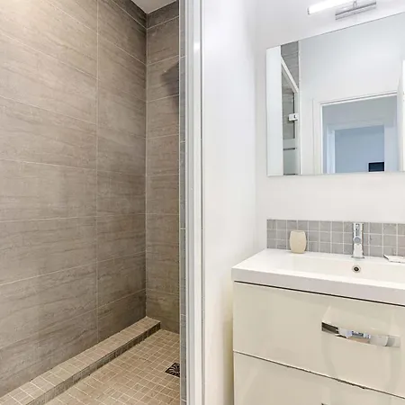 De Charme Proche De La Tour Eiffel 1br Apartment Paris
